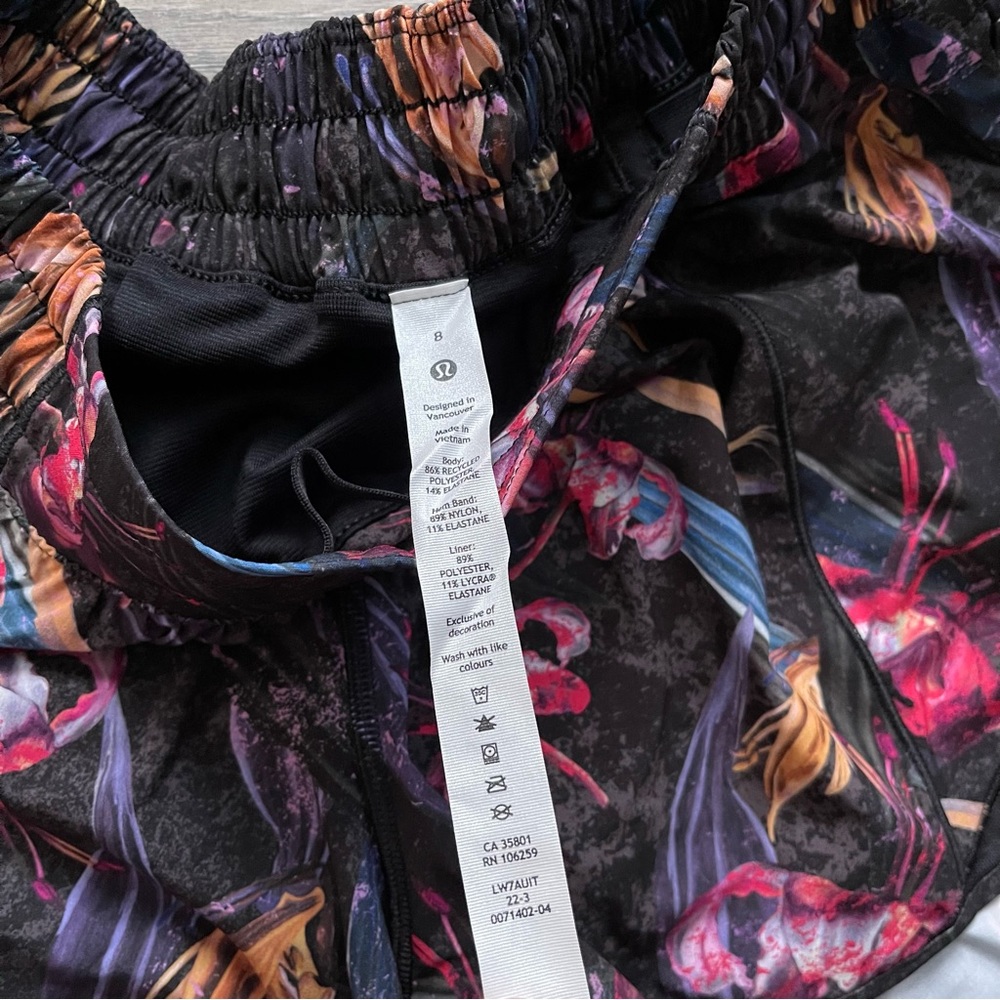 Lululemon Black Watercolor Hotty Hot Lululemon Shorts size 8 Women New with Tags - Picture 4 of 15